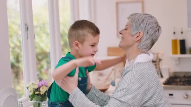 Grootmoeder Kind Knuffel Voor Liefde Verzorging Hechting Keuken Thuis Oma — Stockvideo