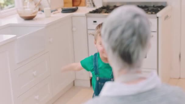Любовь Забота Мальчик Обнимает Бабушку Кухне После Совместной Выпечки Приготовления — стоковое видео