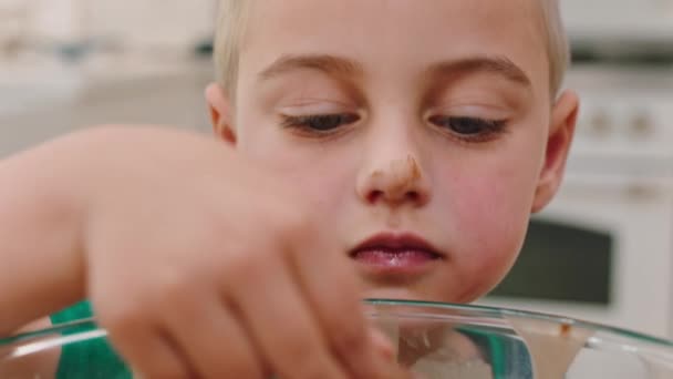 Πρόσωπο Παιδί Αγόρι Τρώει Σοκολάτα Στο Σπίτι Κουζίνα Οικογενειακό Σπίτι — Αρχείο Βίντεο