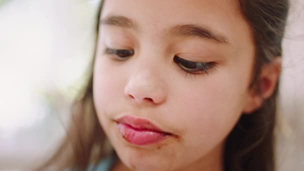 Closeup Anak Perempuan Dan Menjilati Jari Dengan Coklat Makanan Atau — Stok Video