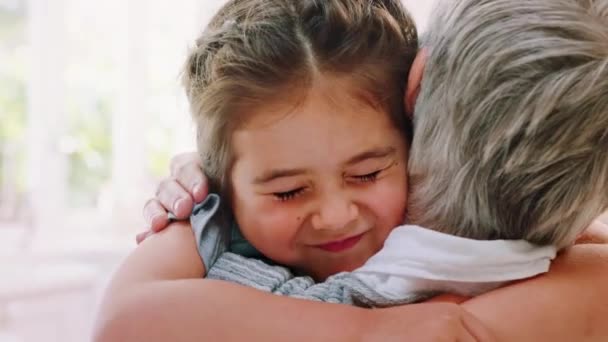 Πρόσωπο Κορίτσι Αγκαλιά Γιαγιά Αγάπη Στοργή Και Φροντίδα Απολαμβάνοντας Ποιοτικό — Αρχείο Βίντεο