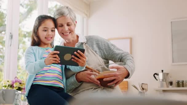 Grootmoeder Kind Tablet Domme Selfie Gekke Grappige Gezichten Keuken Samen — Stockvideo