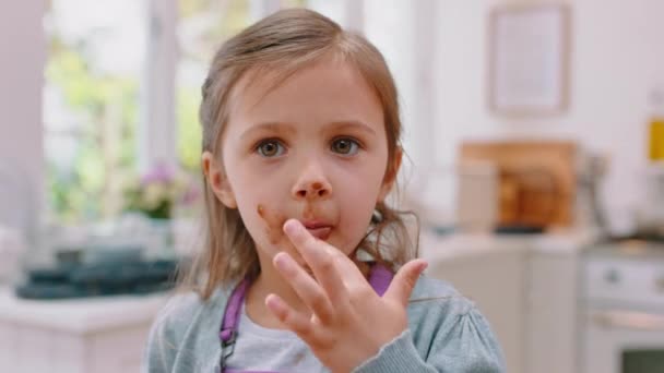 Kind Gesicht Und Unordentlich Essen Schokolade Nach Dem Backen Der — Stockvideo