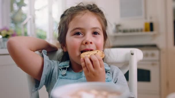 食物和女孩在厨房里吃饭 美味的饭菜和美味的饭菜在家里 饼干和快乐的孩子们 在家里吃着饼干 微笑着吃着早餐甜点 — 图库视频影像