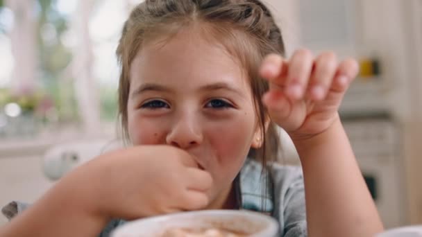 健康的な食べ物 栄養食 家族の家での幸福のためのキッチンでの若い子供 顔と幸せな食事朝食 空腹の女の子 笑顔と手でアイスクリームを食べるか 冷たいデザートを楽しむ — ストック動画
