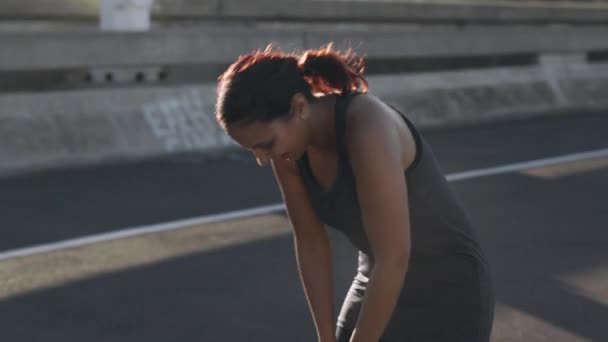 Correr Cansado Mujer Detienen Para Respirar Descansar Ciudad Hacer Ejercicio — Vídeos de Stock