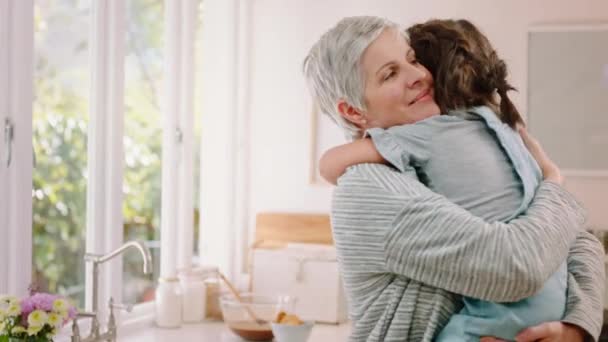 Cinta Nenek Dan Pelukan Dengan Anak Untuk Ikatan Keluarga Apresiasi — Stok Video