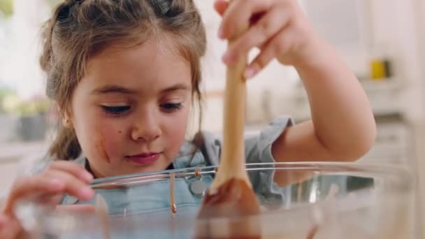 Νεαρό Κορίτσι Στην Κουζίνα Ψήσιμο Και Κουτάλι Μείγμα Κέικ Μάθηση — Αρχείο Βίντεο