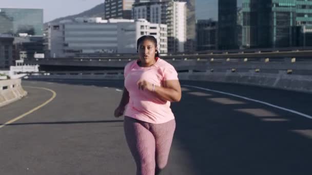 Чорна Жінка Місті Бігає Тренує Здоров Здоров Навчання Афроамериканська Жінка — стокове відео
