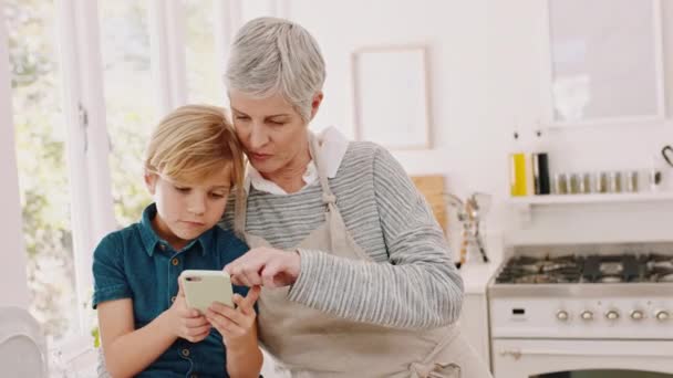 Smartphone Keuken Oma Met Kind Voor Koken Website Social Media — Stockvideo