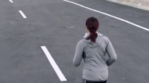 가건강 마라톤 운동을 도로를 달리고 있습니다 달리기 길거리 교각에서 트레이너 — 비디오