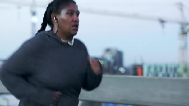 Плюс Розмір Чорна Жінка Біг Місті Мотивацією Схуднути Оздоровчими Цілями — стокове відео