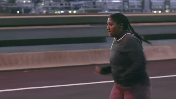Плюс Розмір Жінки Біг Місто Вночі Слухаючи Музику Мотивації Під — стокове відео