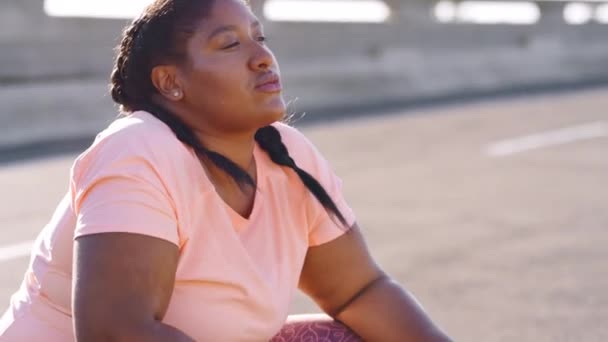 フィットネス 疲れやプラスサイズの黒の女性は 市内の道路で休息やワークアウト 運動やトレーニングの休憩でリラックス呼吸 呼吸または若いランナーは 重量を失うか 脂肪を燃焼する運動 — ストック動画
