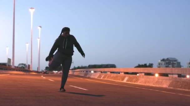 Stretching Löpning Och Övervikt Med Kvinna Staden För Viktminskning Träning — Stockvideo