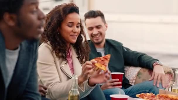 Pizza Pesta Dan Teman Teman Dengan Alkohol Luar Untuk Perayaan — Stok Video