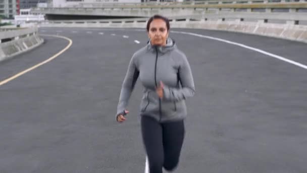 공사를 마라톤을 훈련이나 거리의 중년층 달리기 — 비디오