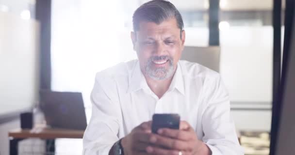 Biznes Człowiek Telefon Biuro Podczas Pisania Komunikacji Lub Czatu Pracy — Wideo stockowe