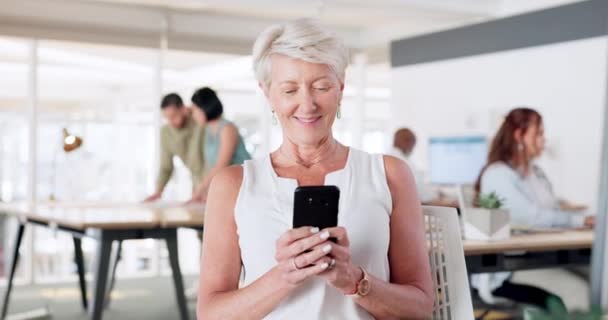 Ältere Geschäftsfrau Telefonieren Und Lächeln Für Die Sozialen Medien Sms — Stockvideo