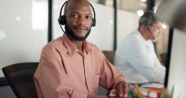 Call Center Kundenbetreuung Und Das Gesicht Eines Schwarzen Mannes Der — Stockvideo