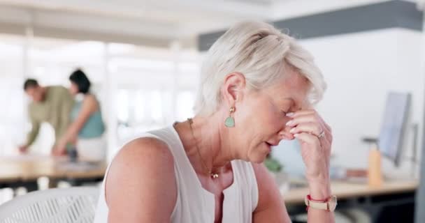 Stres Ból Głowy Starsza Kobieta Biznesu Biurze Odczuwająca Ból Migrenę — Wideo stockowe