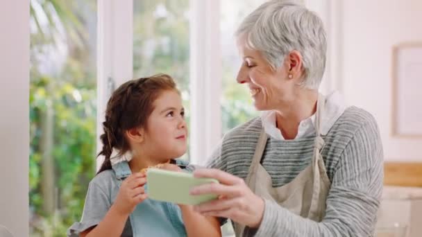 Telefon Keks Und Kinder Mit Einem Mädchen Und Einer Oma — Stockvideo