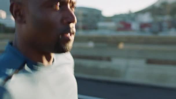 Fitness Entraînement Homme Noir Courir Dans Ville Pour Endurance Vitesse — Video