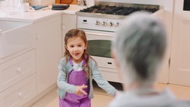 Szerelem Boldog Nagymama Lány Ölelés Vagy Ölelés Egy Családi Otthon — Stock videók