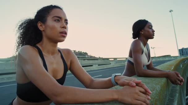Μαύρες Γυναίκες Αναπνοή Διάλειμμα Γυμναστικής Στη Γέφυρα Της Πόλης Δρόμο — Αρχείο Βίντεο