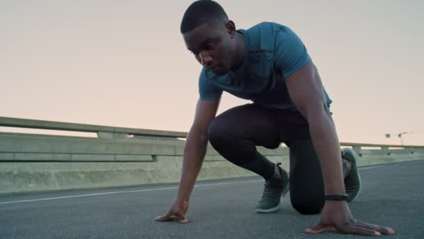 시에서 야외에서의 인내력을 달리는 단거리 있었다 스포츠 달리기 아프리카의 선수들 — 비디오
