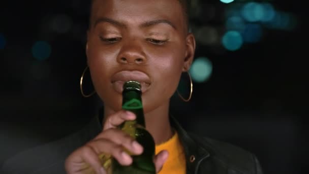 Noc Impreza Lub Twarz Czarnej Kobiety Piwem Pijącej Alkohol Dachu — Wideo stockowe