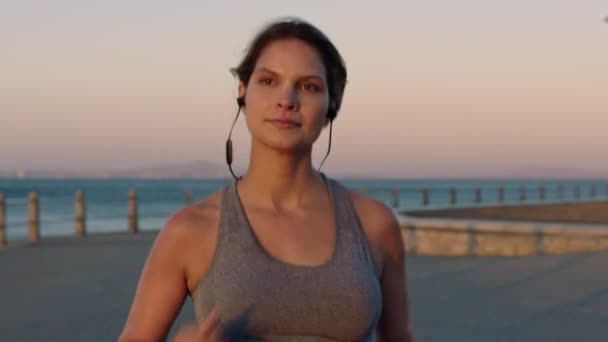 Frau Strandlauf Und Kopfhörer Eines Läufers Mit Musik Beim Sport — Stockvideo