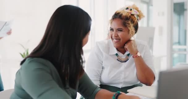Mujeres Emocionadas Negocios Cinco Para Planificación Conversación Lugar Trabajo Empleadas — Vídeos de Stock