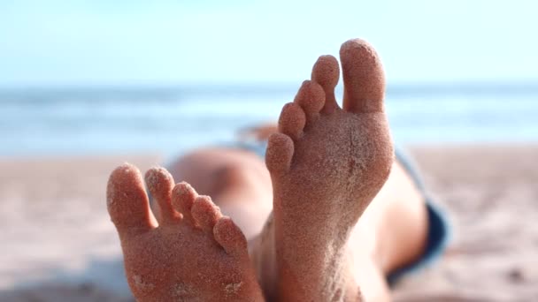 Пляж Песок Ноги Расслабляющейся Женщины Солнечном Свете Время Путешествия Летнего — стоковое видео