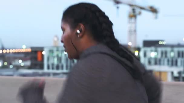 Фітнес Біг Плюс Розмір Жінки Слухаючи Музику Міському Мосту Вночі — стокове відео