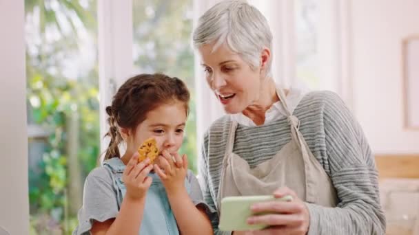 ソーシャルメディア ウェブサイト 成功の料理のブログのためのクッキーを持つキッチン ビデオ通話や家族の子供や祖母や女の子 子供を食べ ライブストリーミングで教育 パン屋の女性 — ストック動画