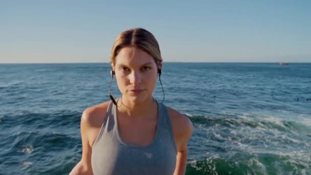 Cara Fitness Mujer Embarazada Una Playa Para Relajarse Después Correr — Vídeo de stock