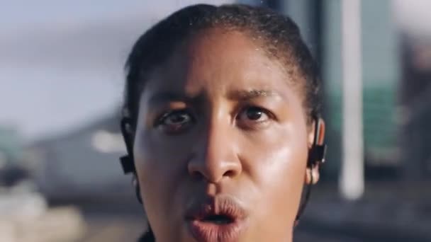 Мбаппе Лицо Плюс Размер Женщины Бегущей Городе Целеустремленностью Устойчивостью Похудению — стоковое видео