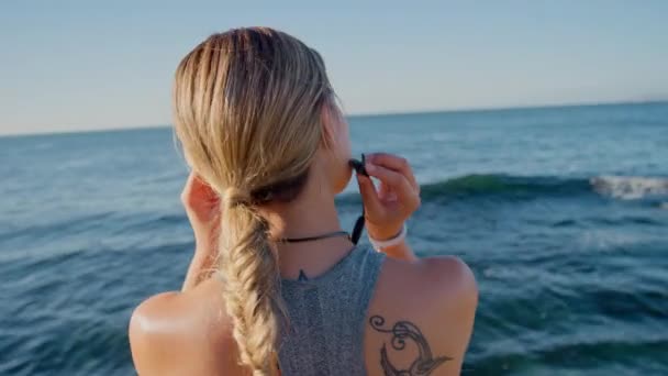 Mulher Corredor Relaxar Praia Com Fones Ouvido Música Para Fitness — Vídeo de Stock