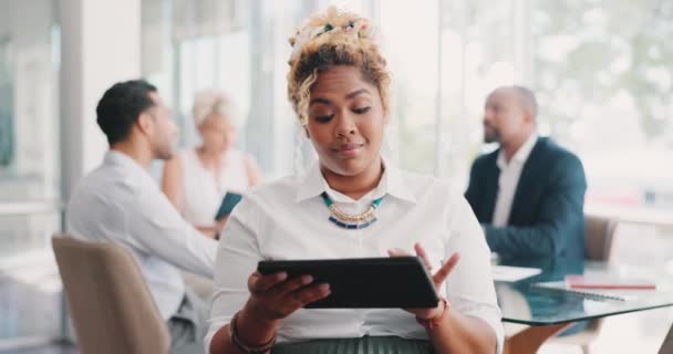 Zwarte Vrouw Tablet Zakelijke Bijeenkomst Met Digitale Marketing Medewerkers Groep — Stockvideo