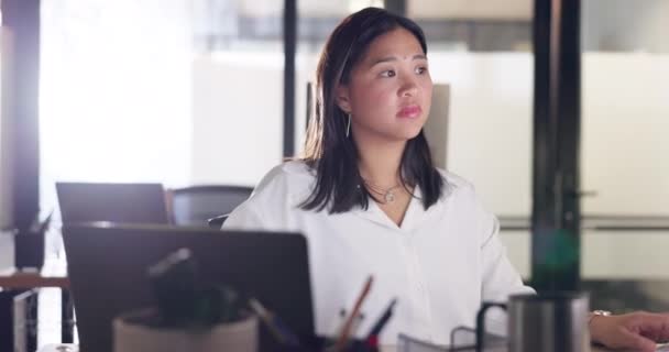 企業管理 研究のアイデアやWeb分析のためのビジネス コンピュータとアジアの女性の計画 入力し オンラインで作業 オフィスのデスクトップ インターネット技術と電子メールで従業員に焦点を当てる — ストック動画