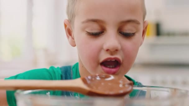 Schokolade Gesicht Und Kind Essen Dessertspeisen Vom Löffel Nach Geschmack — Stockvideo
