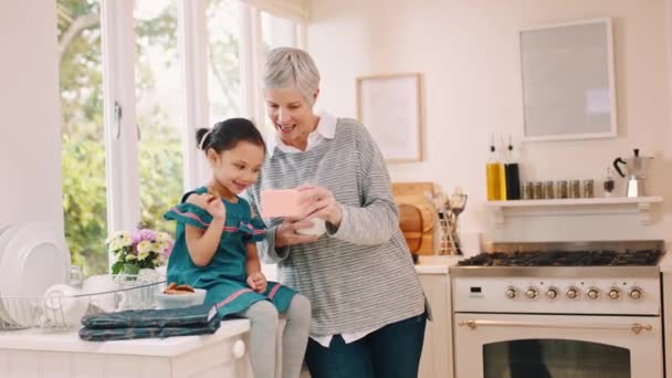 Grootmoeder Kind Videogesprek Met Telefoon Huis Keuken Huis Senior Oma — Stockvideo