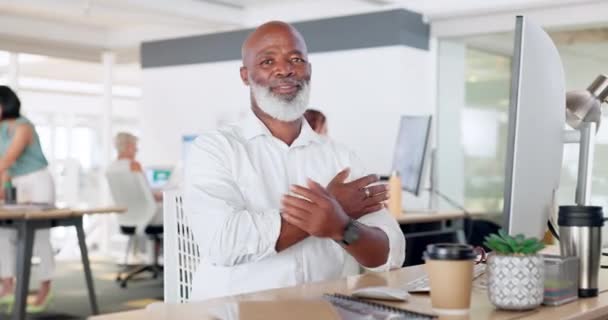 Portre Bilgisayar Siyahi Adam Posta Pazarlama Ofis Masasında Teklifi Yazarak — Stok video
