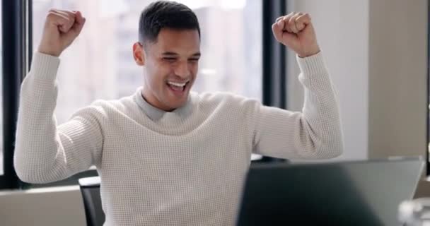 Adamı Dizüstü Bilgisayar Iyi Haber Kutlaması Posta Okuma Veya Ofiste — Stok video