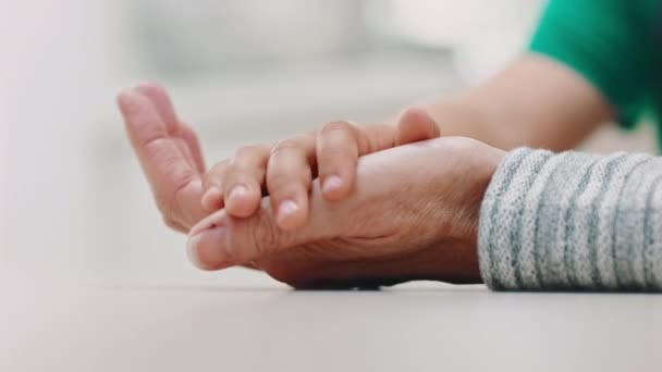 Liebe Großmutter Und Kind Halten Händchen Für Unterstützung Empathie Oder — Stockvideo