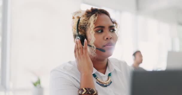Zakelijke Vrouw Call Center Verward Tijdens Het Luisteren Naar Probleem — Stockvideo