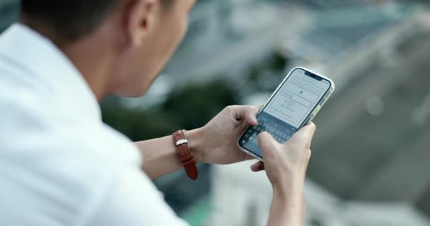 Бизнесмен Руки Телефон Печатают Приложения Поиска Социальных Сетей Смс Городе — стоковое видео