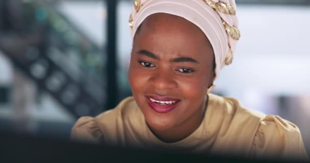 Cara Negócios Mulher Negra Lendo Mail Sorrindo Animado Para Boas — Vídeo de Stock