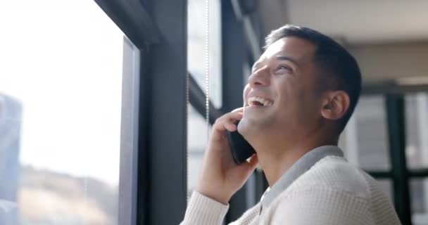 オフィスの窓の電話 笑顔やビジネスマンは 顧客との通信 ネットワーキングや会話を成功させます 従業員 経営者や計画 議論やスタートアップ契約のためのスマートフォン上の幸せな男性 — ストック動画